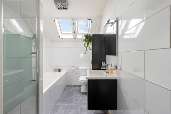 Foto - Te koop:  Verzorgde tussenwoning in Fijnaart!